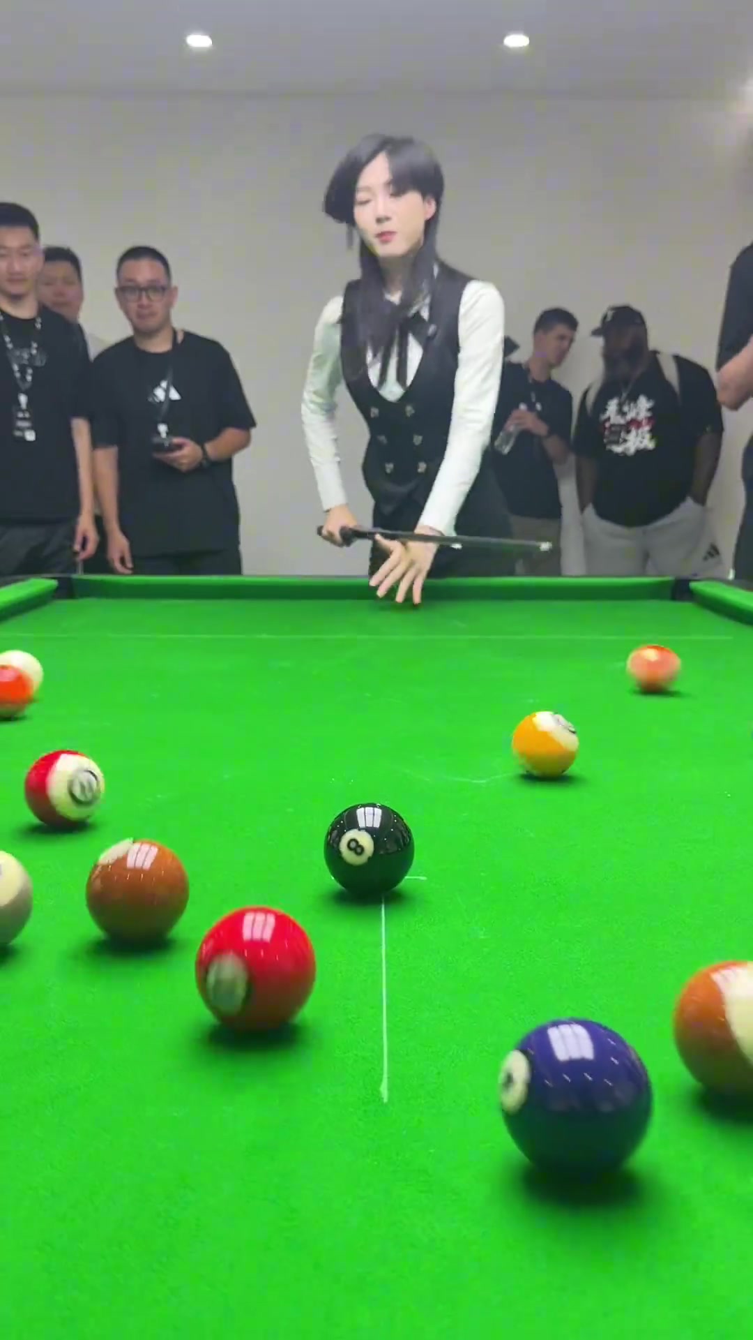 养眼！哈登大战美女台球手王思诺 后者还获赠亲签球鞋