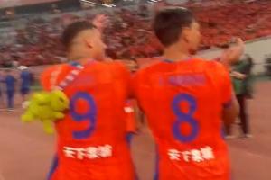 九游体育下载-虾仁猪心！克雷桑赛后谢场，身后背着一只乌龟玩偶